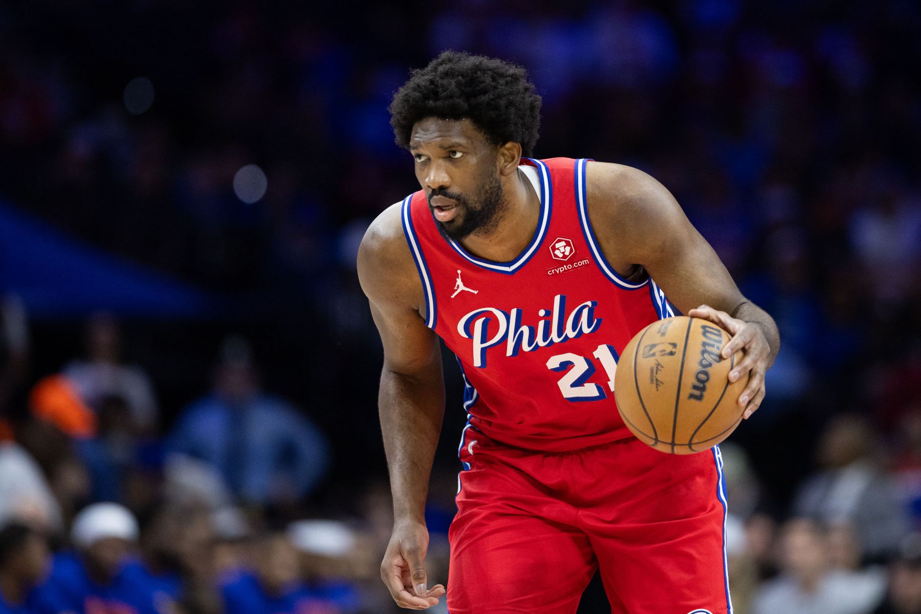 Shams: Embiid không có tổn thương cấu trúc nào ở đầu gối và hiện đang theo dõi trạng thái thi đấu của mình hàng ngày.