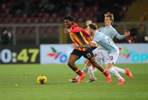 Lecce đấu với Lazio